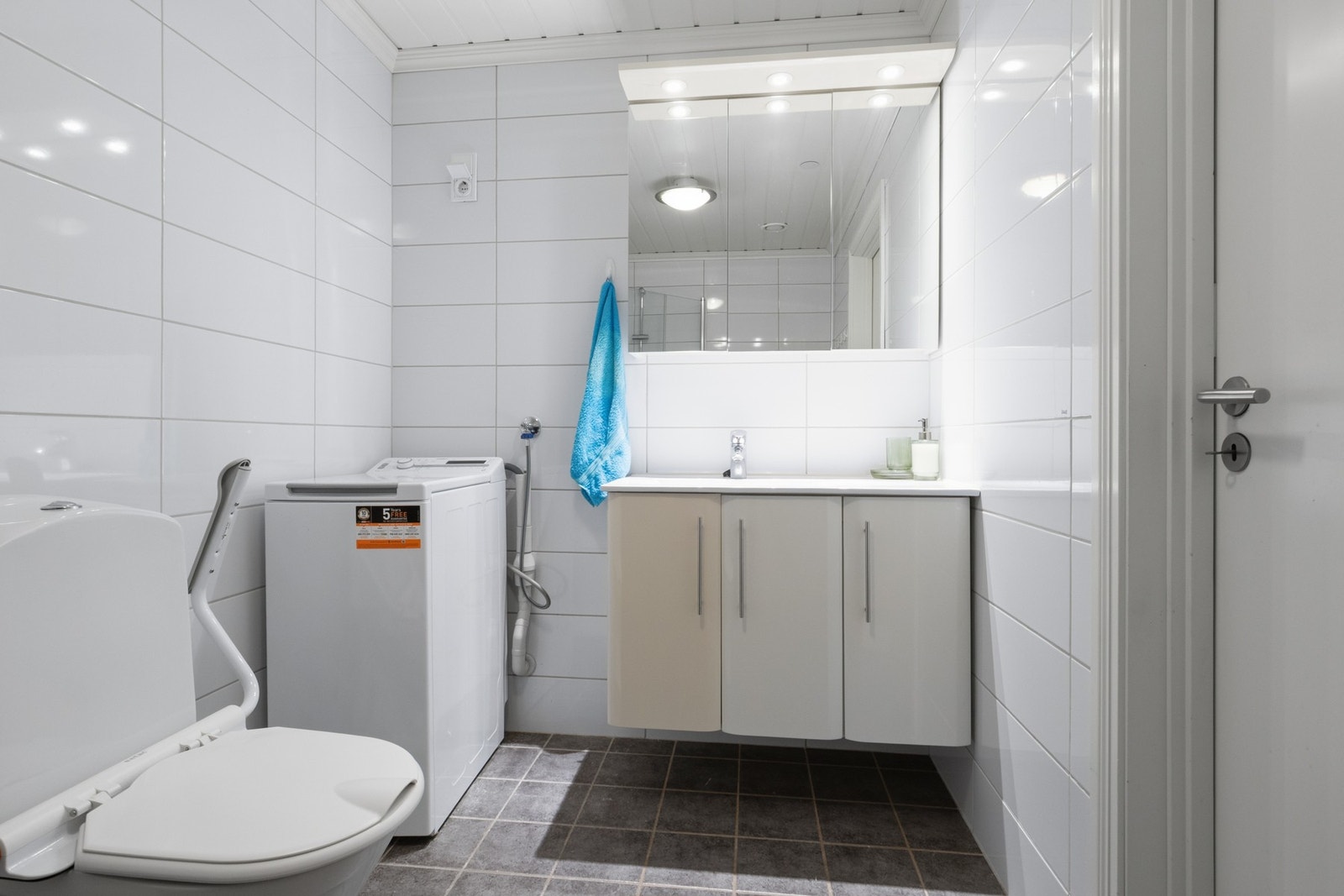 Badet er innredet med servantinnredning, dusjløsning og toalett. Galleribilde