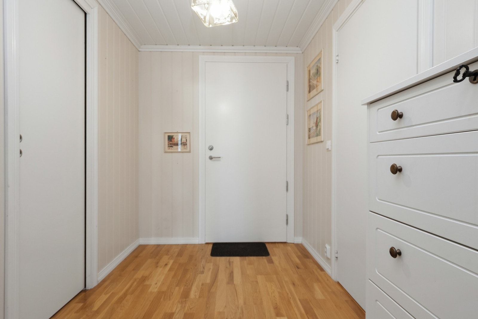 Fra gangen er det adkomst til boligens øvrige rom. Det er etablert innvendig bod som gir ekstra lagringsmuligheter. Galleribilde
