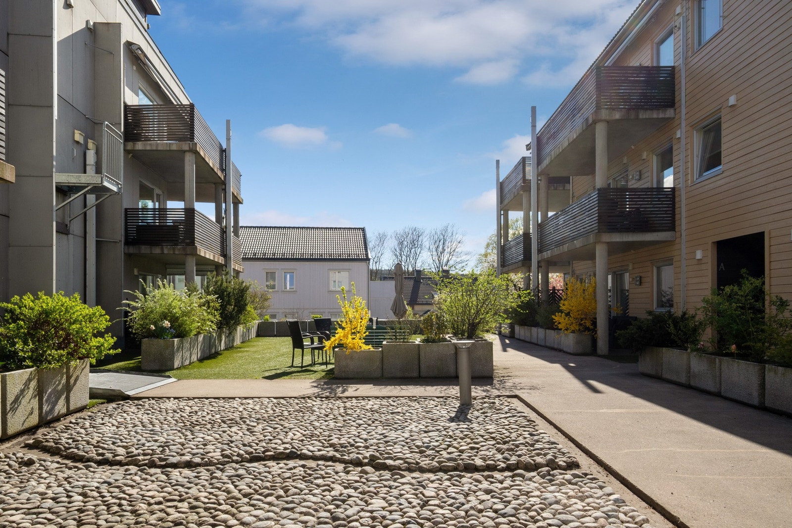 Leiligheten ligger i et stille og meget sentralt boligområde i Sentrum av Tønsberg, med kort vei til bibliotek, kulturhus, svømmehall og flere idrettsanlegg. Galleribilde