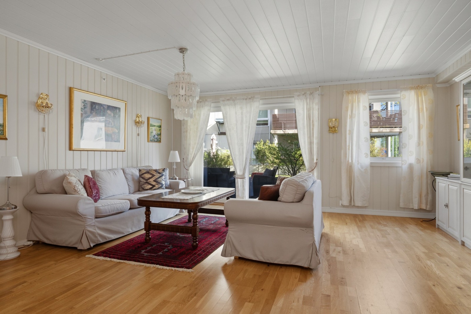 Leiligheten ligger i byggets 1. etasje og holder gjennomgående normal standard fra byggeår 2010 med praktiske løsninger og en arealeffektiv planløsning. Galleribilde