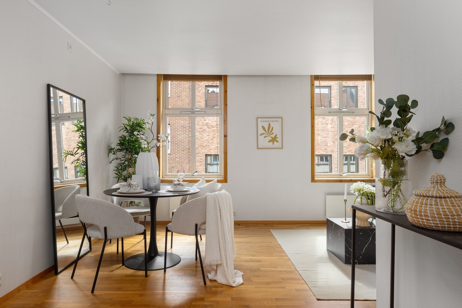 Lys og innbydende stue/spisestue med gode vindusflater og luftig uttrykk. Galleribilde
