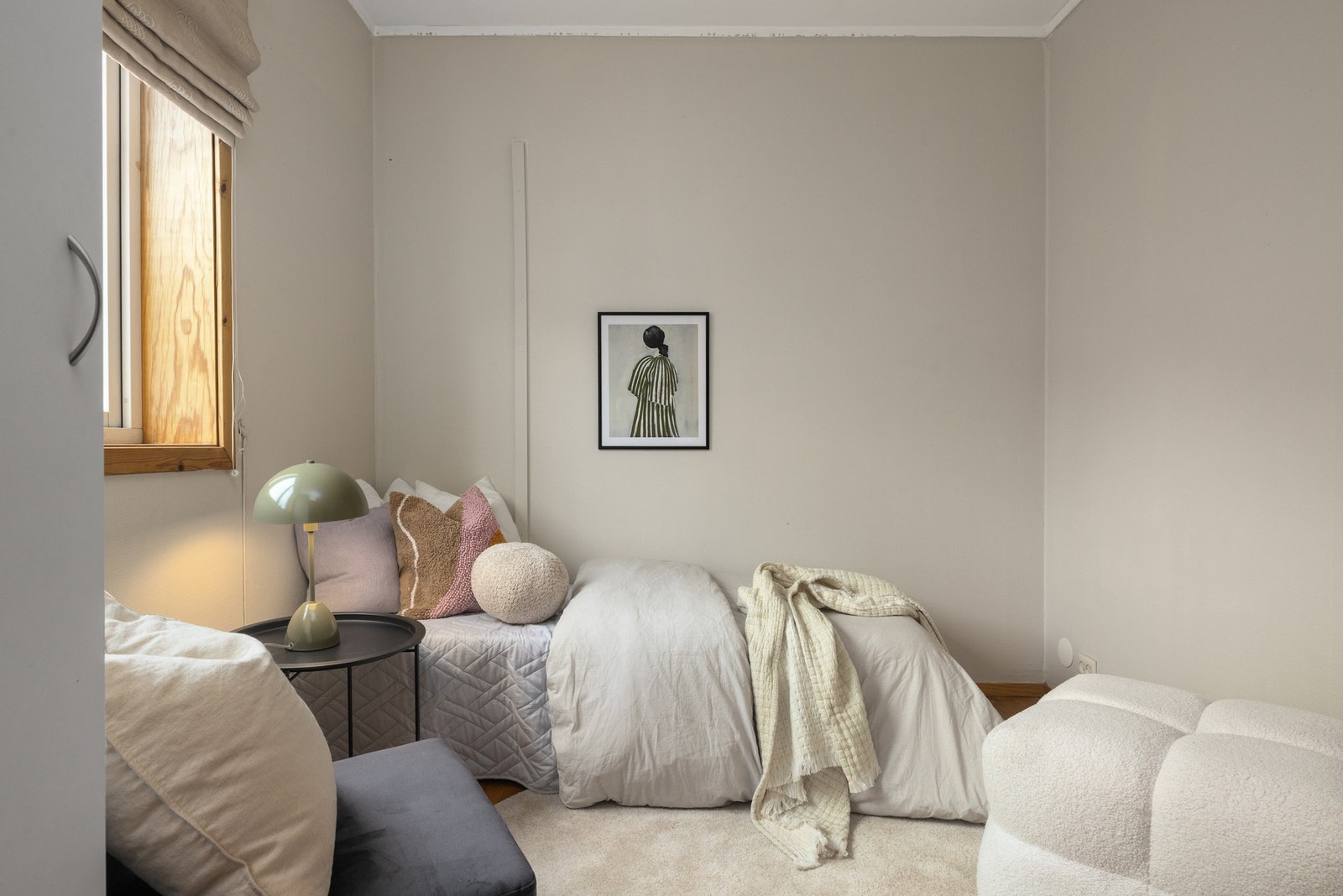 Lyst rom med fleksible bruksmuligheter - perfekt som gjesterom, barnerom eller kontor. Galleribilde