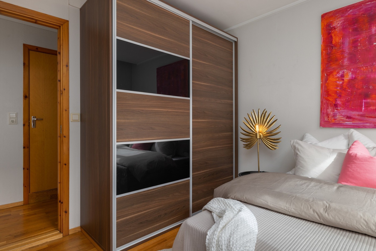 Soverom med skyvedørsgarderobe som gir rikelig med oppbevaringsplass. Galleribilde