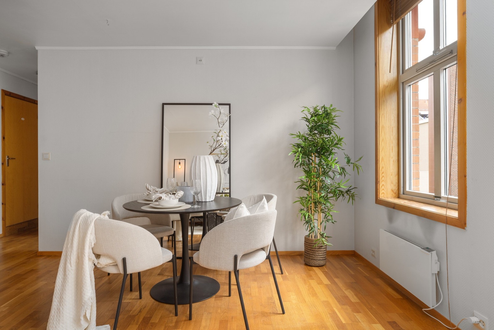Spisestue med naturlig lysinnslipp og plass til hyggelige sammenkomster i rolige omgivelser. Galleribilde