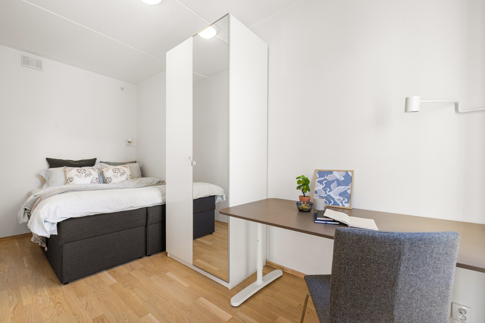 Soverom 1 måler 9,2 kvm og har med det god plass til dobbeltseng, nattbord, garderobeløsning og annet ønskelig soveromsmøblement. Eksempelvis kan det etableres skrivebord og stol. Galleribilde