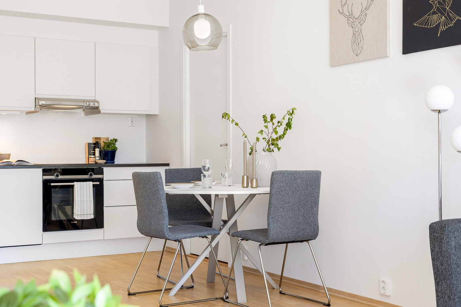 Detaljbilde av spisegruppe. Kjøkkenventilator over stekesone har avtrekk via byggets sentralstyrte balanserte ventilasjonsanlegg. Galleribilde
