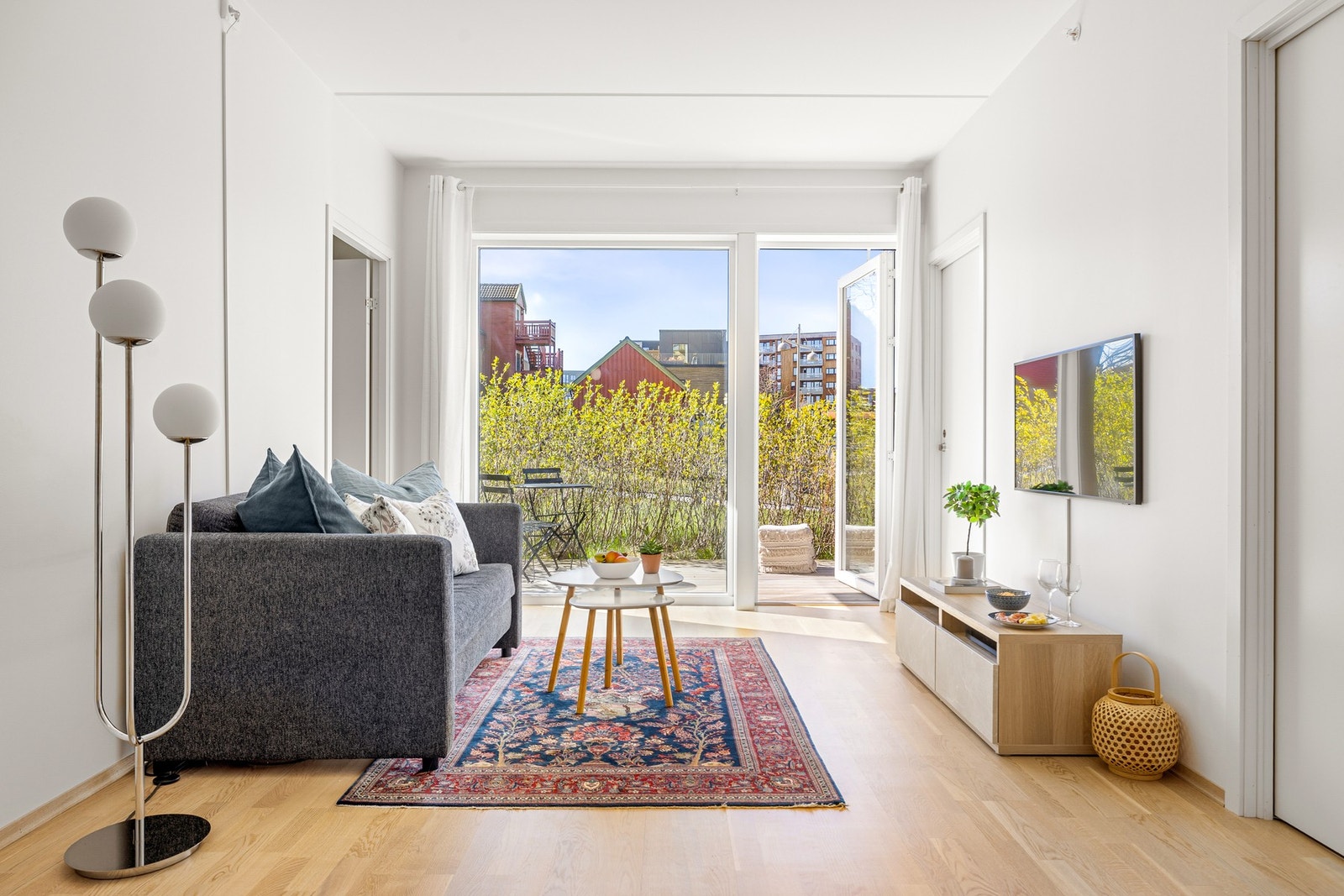 Boligen fremstår lys og innbydende. Store vindusflater gir rikelig med naturlig lysinnslipp og bidrar til en behagelig atmosfære. Galleribilde