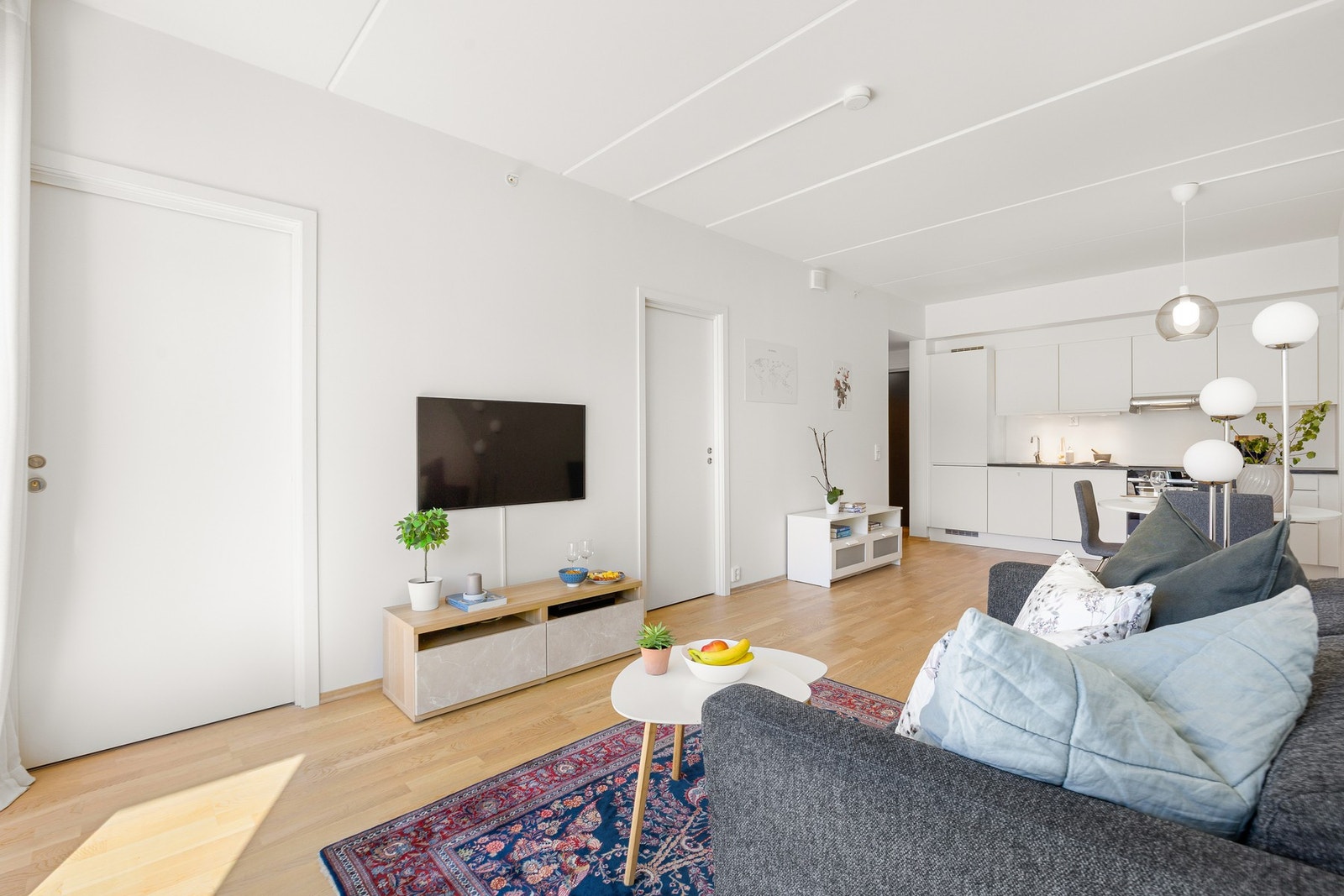 Fra stuen har du adkomst til begge soverommene i leiligheten. Soverom 2 har adkomst via de to skyvedørene som er avbildet. Galleribilde