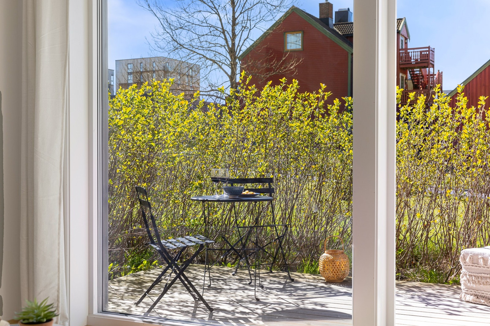 Detaljbilde. På terrassen nyter du godt av lang solgang fra formiddagen til kvelden. Galleribilde
