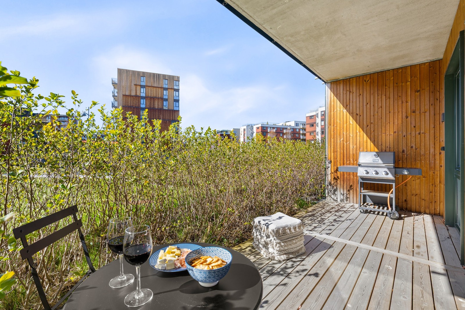 Terrassen er omkranset av praktisk beplantning som gir mindre innsyn. Galleribilde