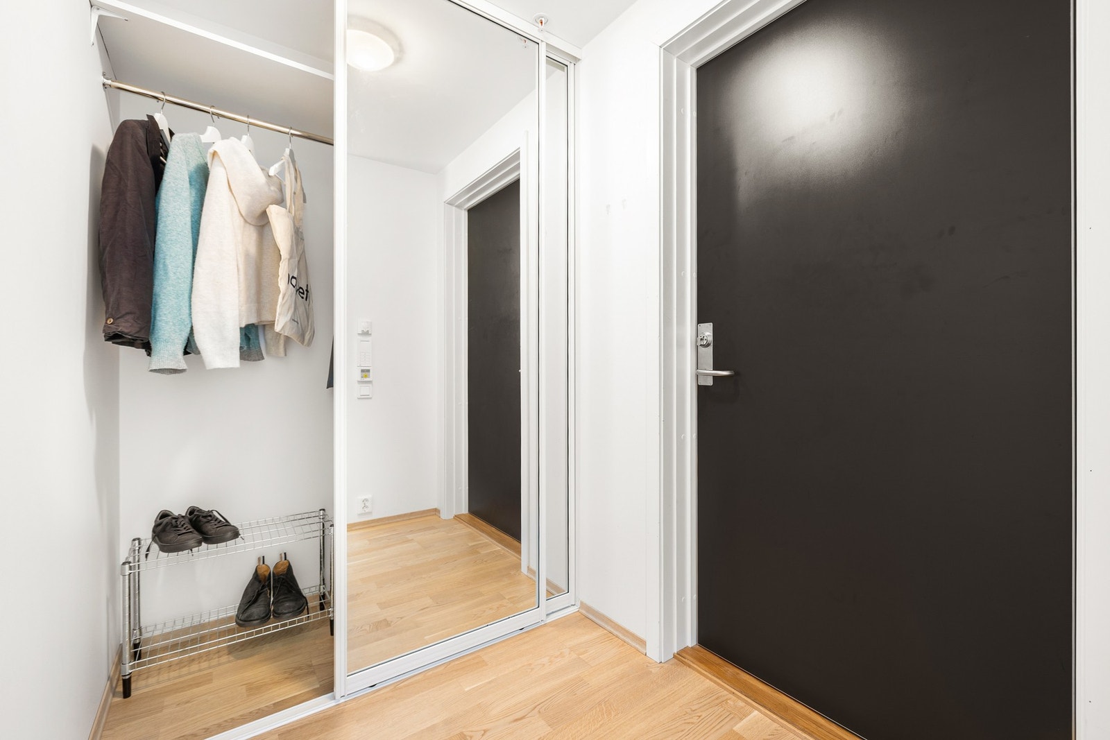 Velkommen inn! Integrert skyvedørsgarderobe i entré legger til rette for oppheng av yttertøy og oppbevaring av sko. Galleribilde