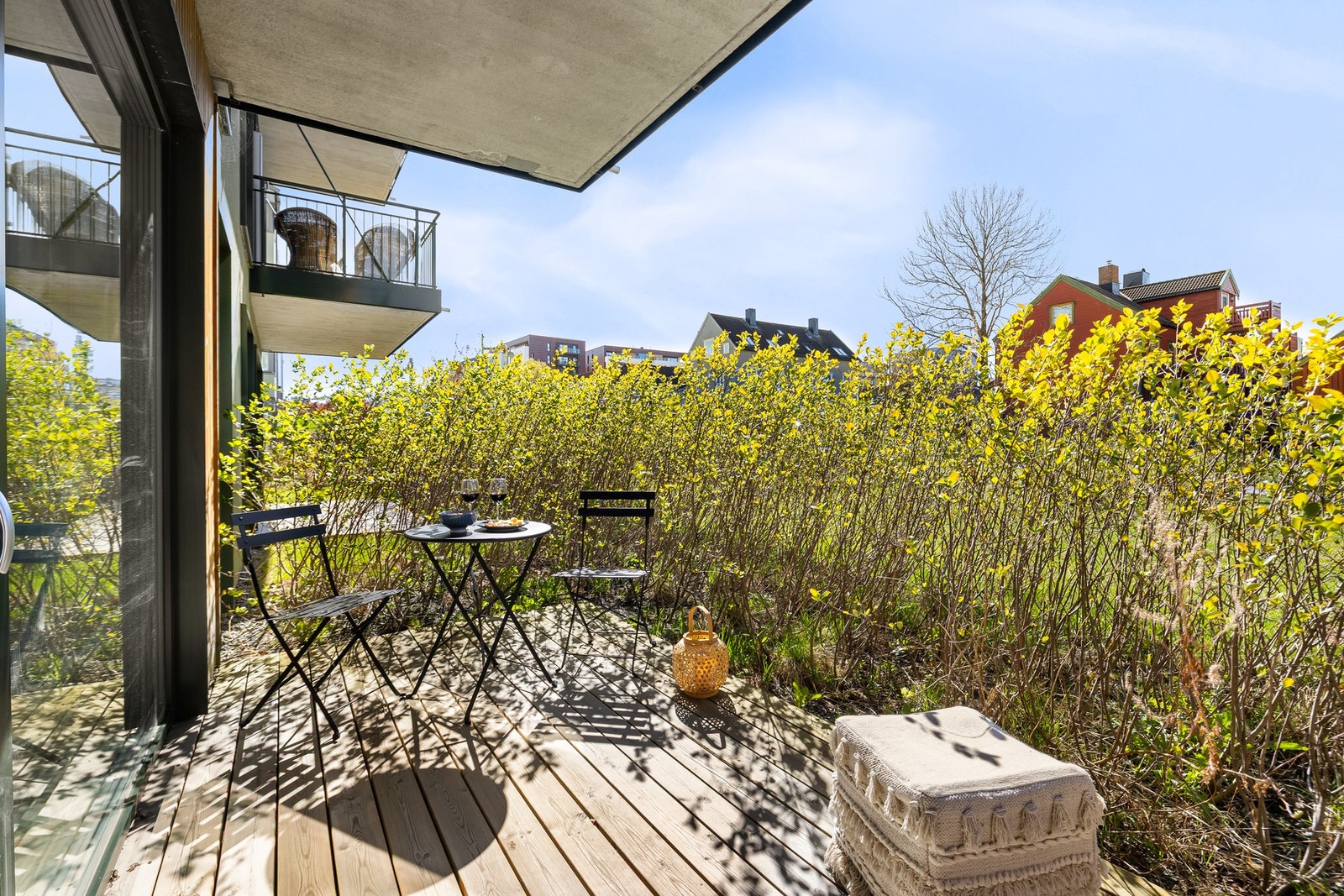 Leiligheten nyter godt av en terrasse på 11,9 kvm som på sommerhalvåret anses som en forlengelse av stuen. Galleribilde