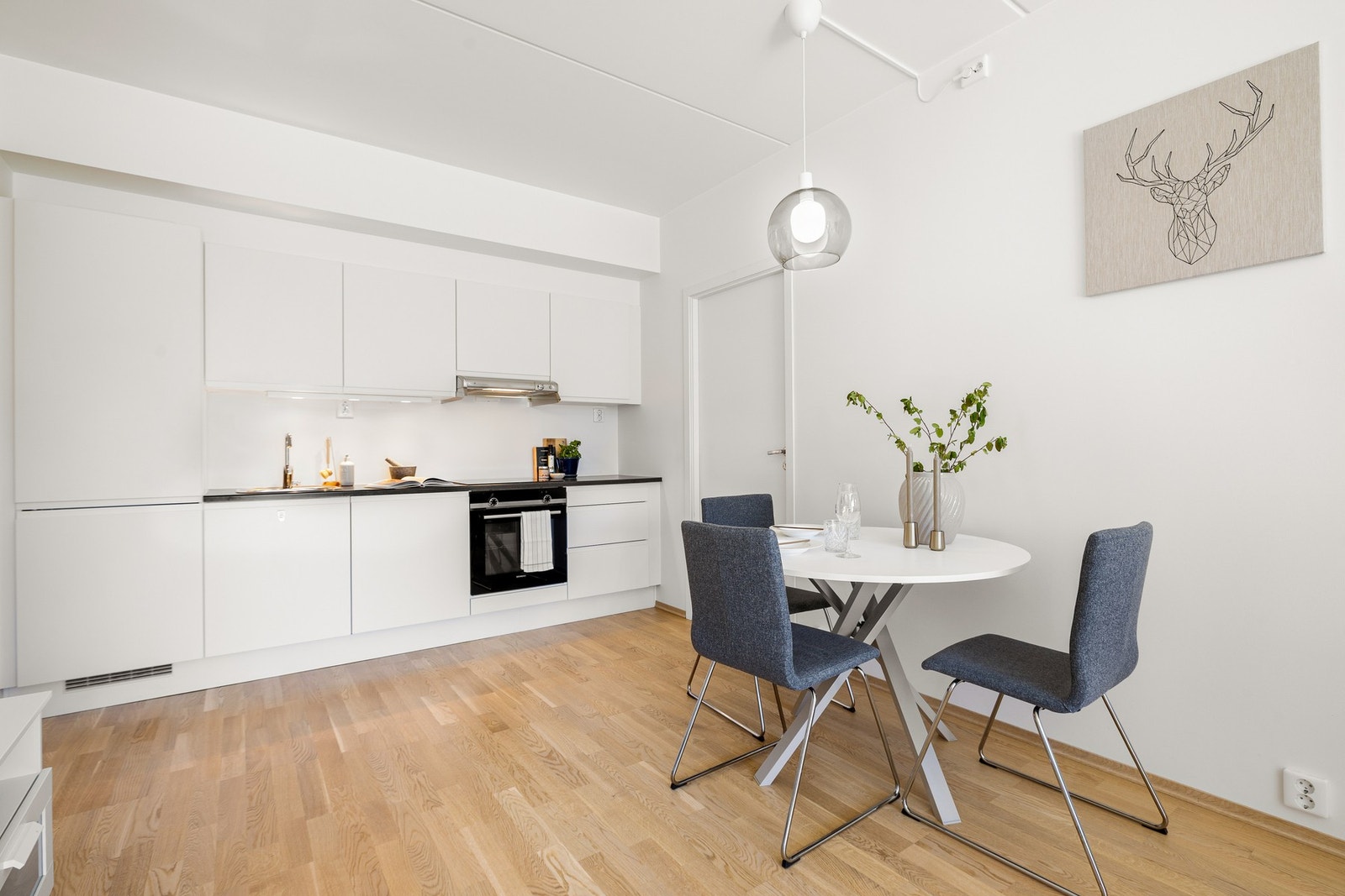 Leilighetens kjøkken fremstår lyst og moderne og står i stil med resten av leiligheten. Byggesakkyndig har gitt tilstandsgrad 1. Galleribilde