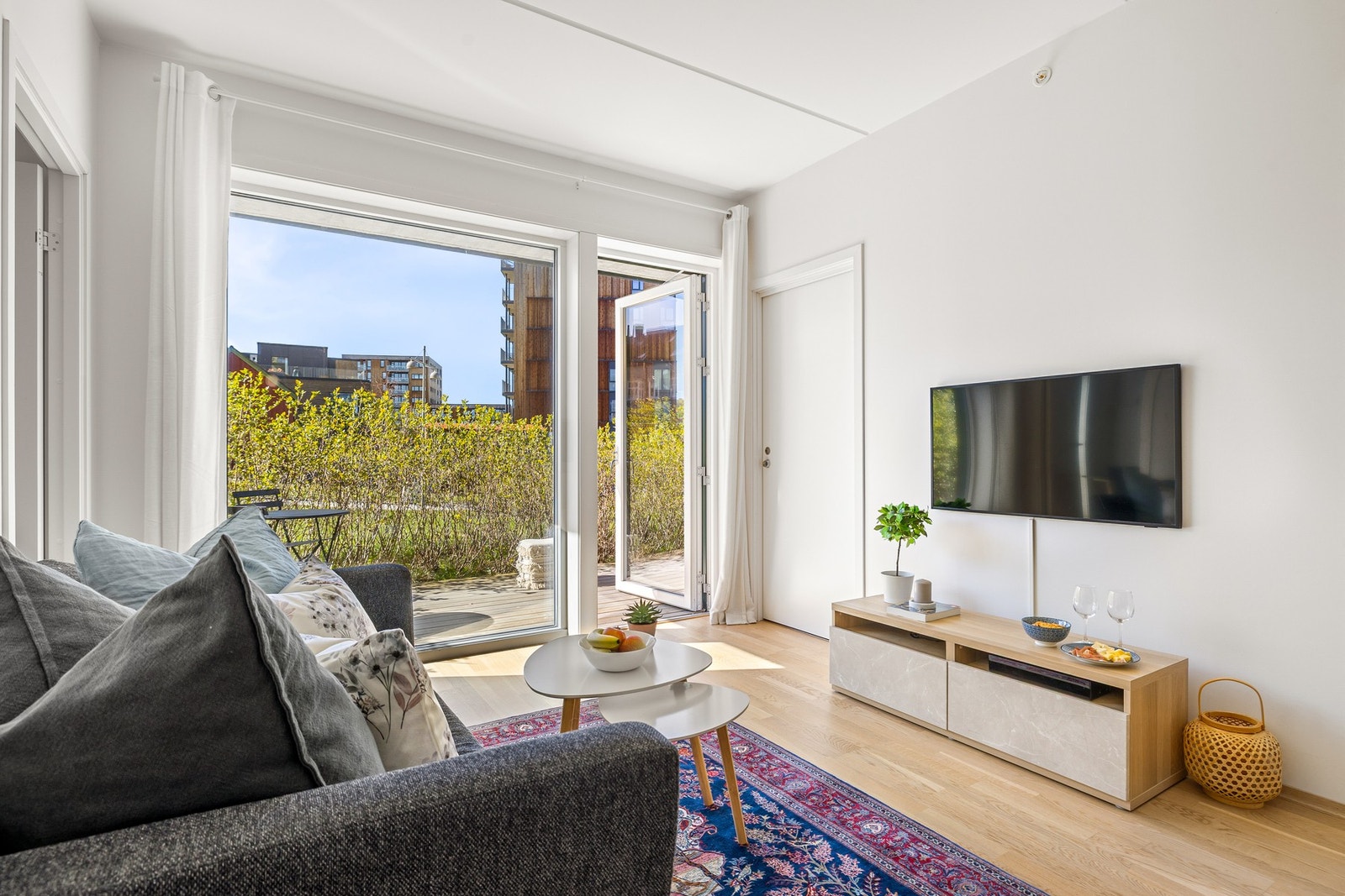 Leiligheten måler 58 kvm (BRA-i) og inneholder entré, bod, stue/kjøkken, bad og 2 soverom. Utover dette har du en bod i kjeller, i tillegg til parkeringsplass i oppvarmet parkeringskjeller. Galleribilde