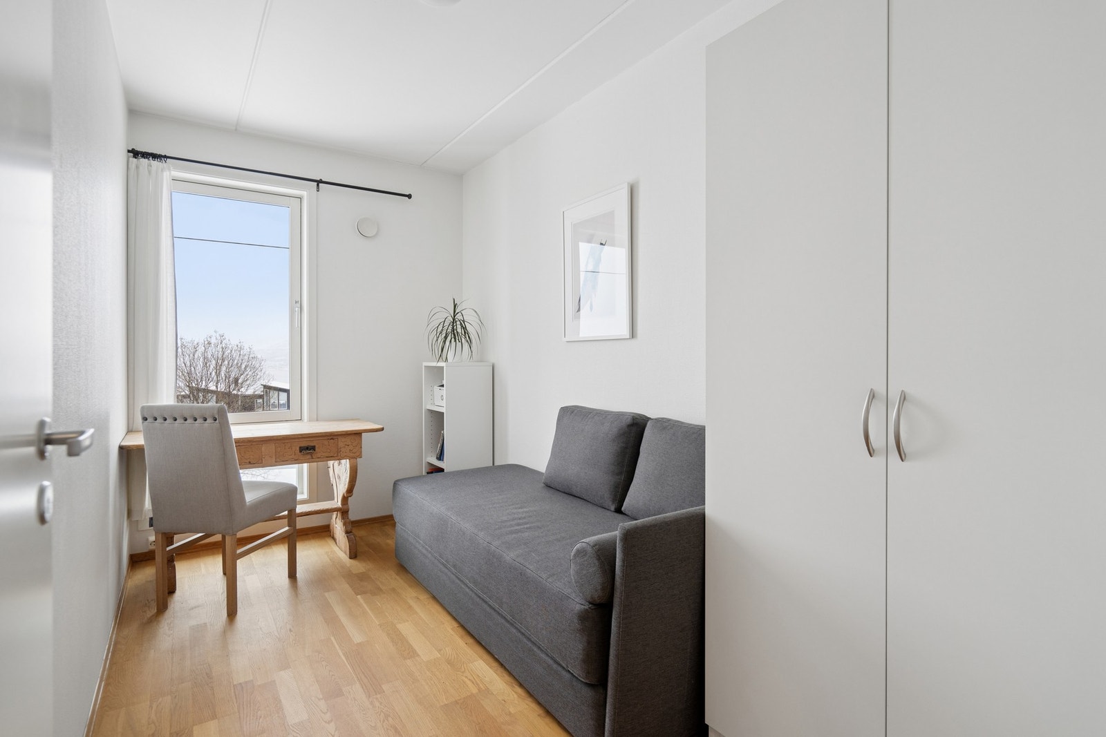 Leilighetens andre soverom, som egner seg godt som barnerom, gjesterom eller kontor. Galleribilde