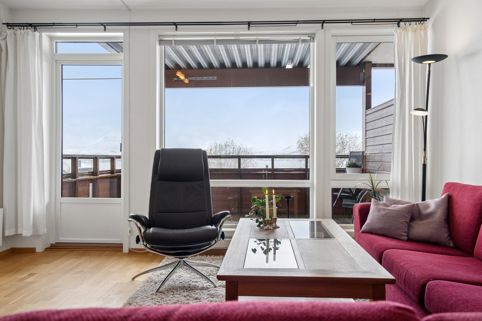 Store vindusflater slipper inn rikelig med naturlig lys og rammer inn utsikten. Galleribilde