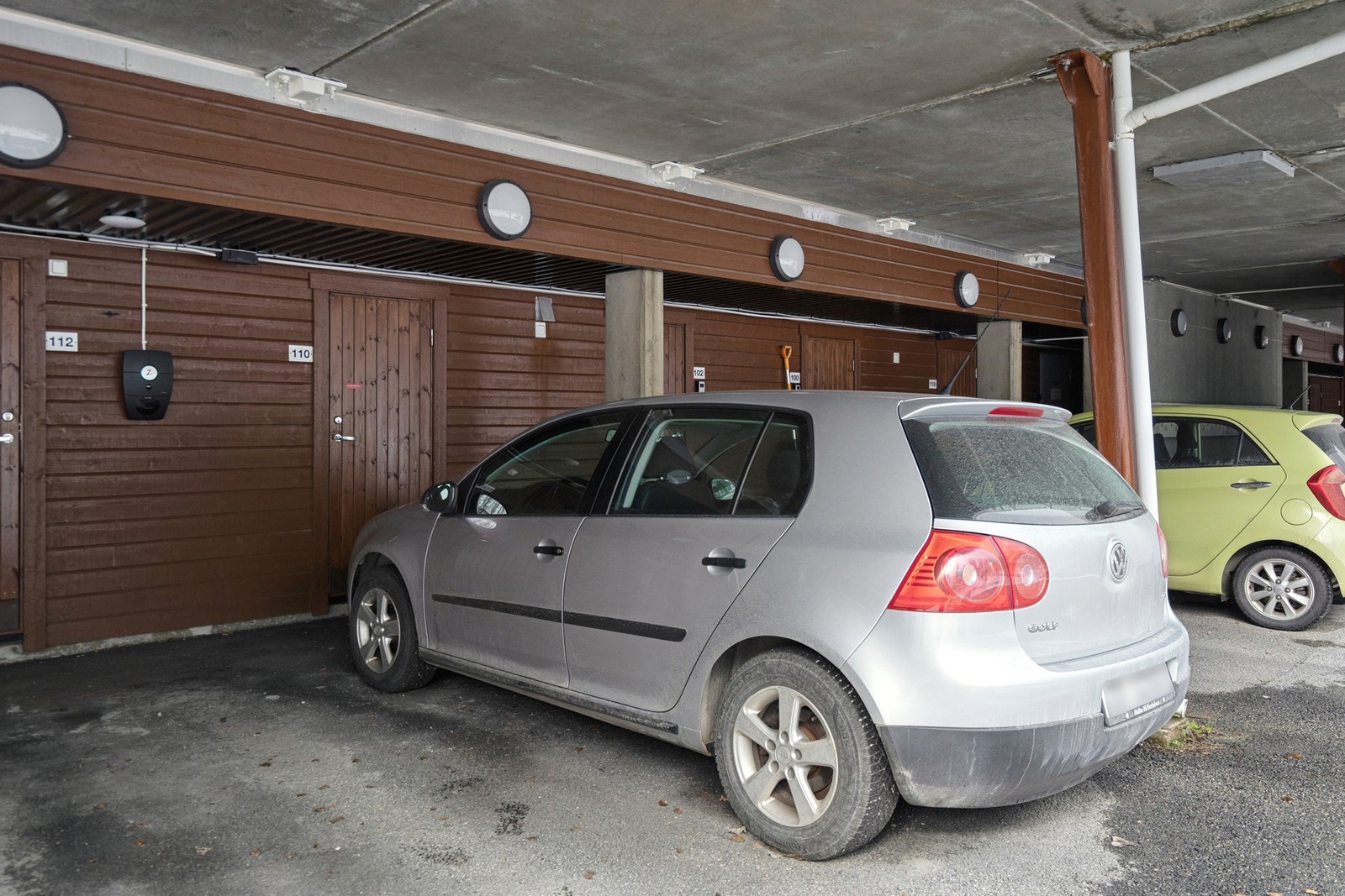 Egen parkeringsplass i carport. I front av plassen er det en praktisk, låsbar sportsbod. Galleribilde