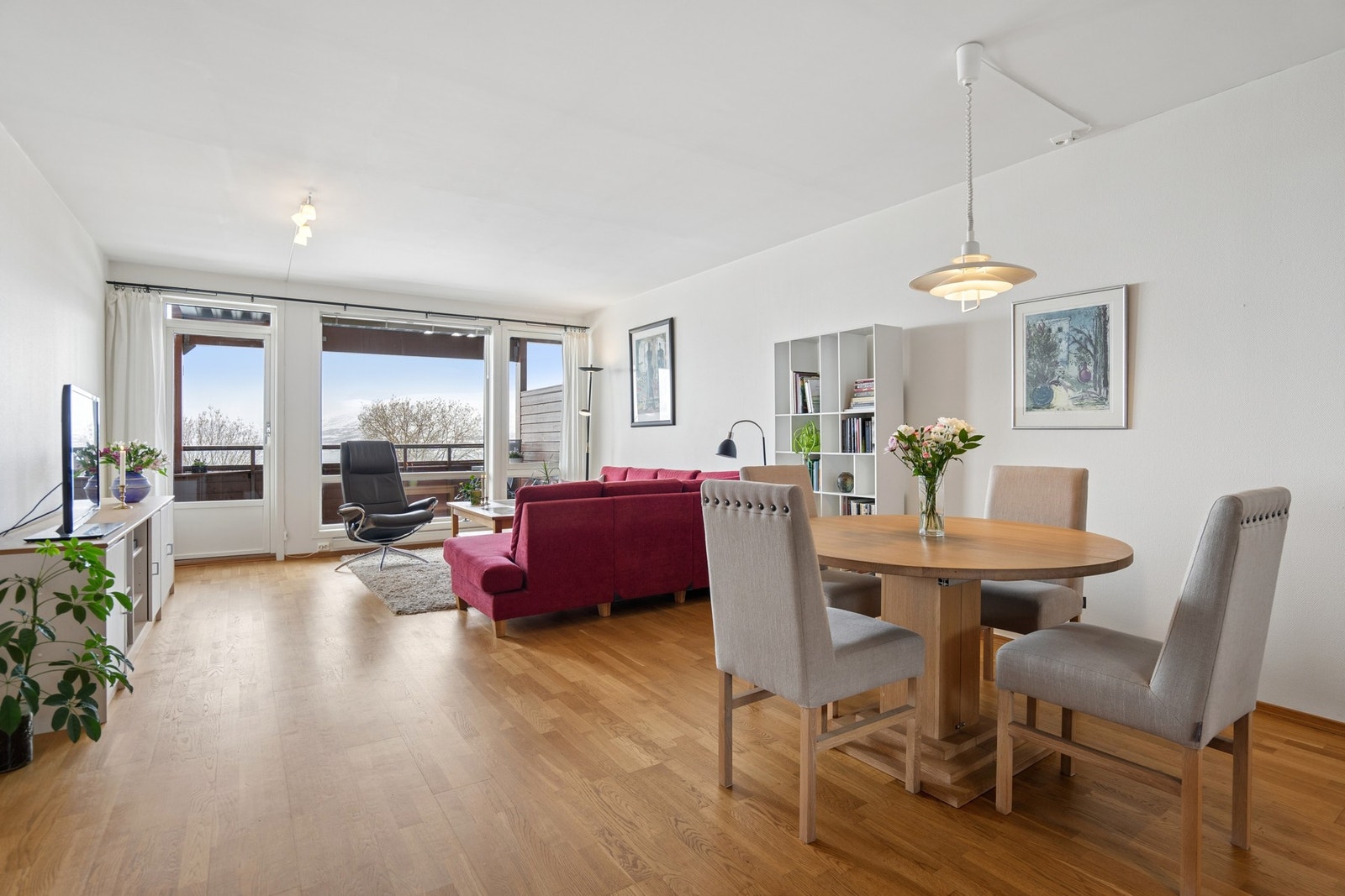 Fra stuen er det direkte utgang til den vestvendte balkongen. Galleribilde