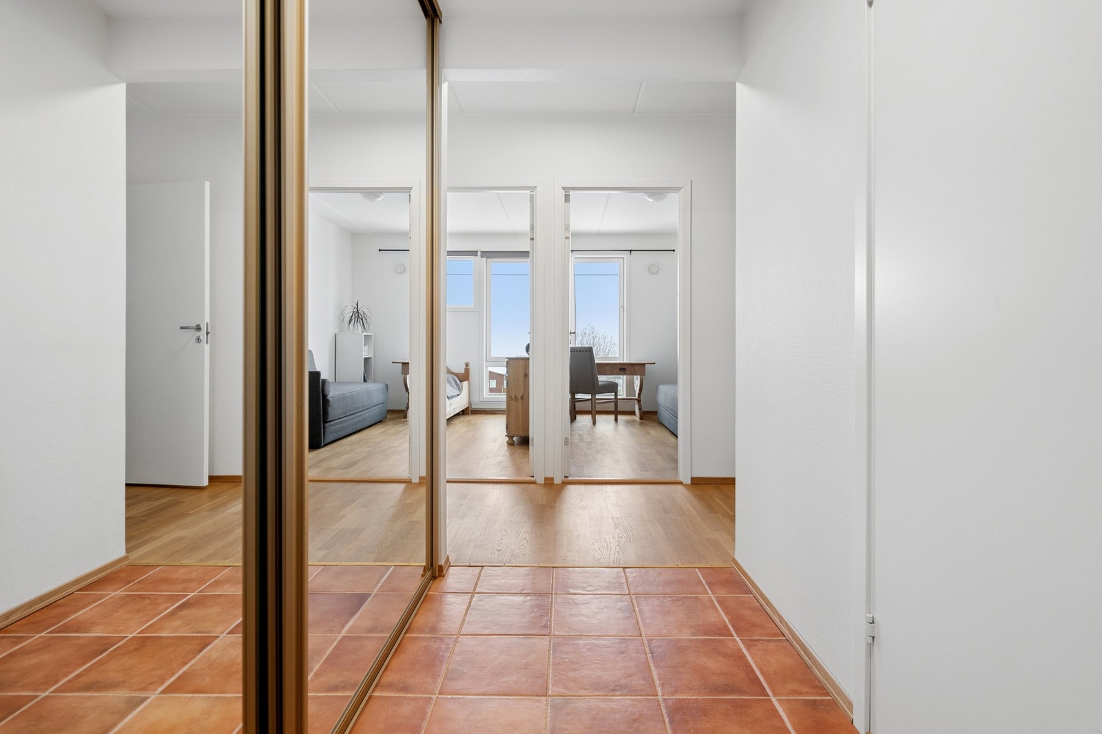 Praktisk entré med flislagt gulv og skyvedørsgarderobe for god oppbevaring. Galleribilde