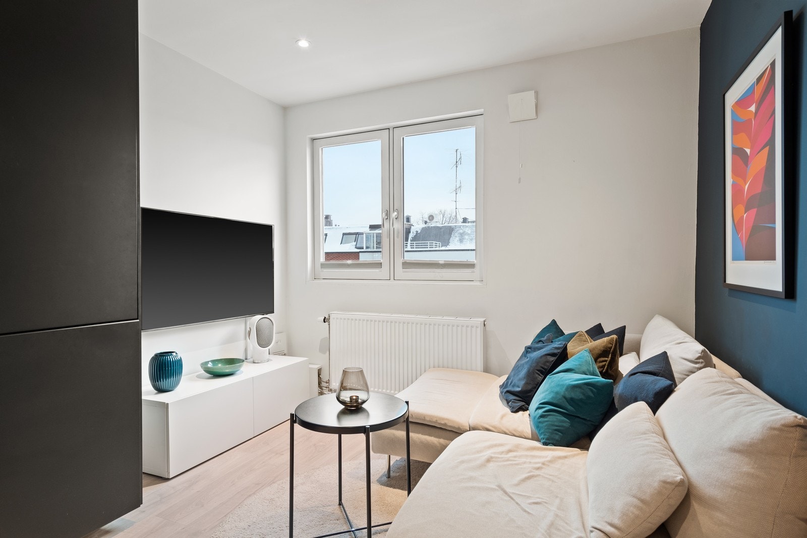 Det er plass til sofagruppe og TV i stuen. Leiligheten vender inn mot rolig bakgård. Galleribilde
