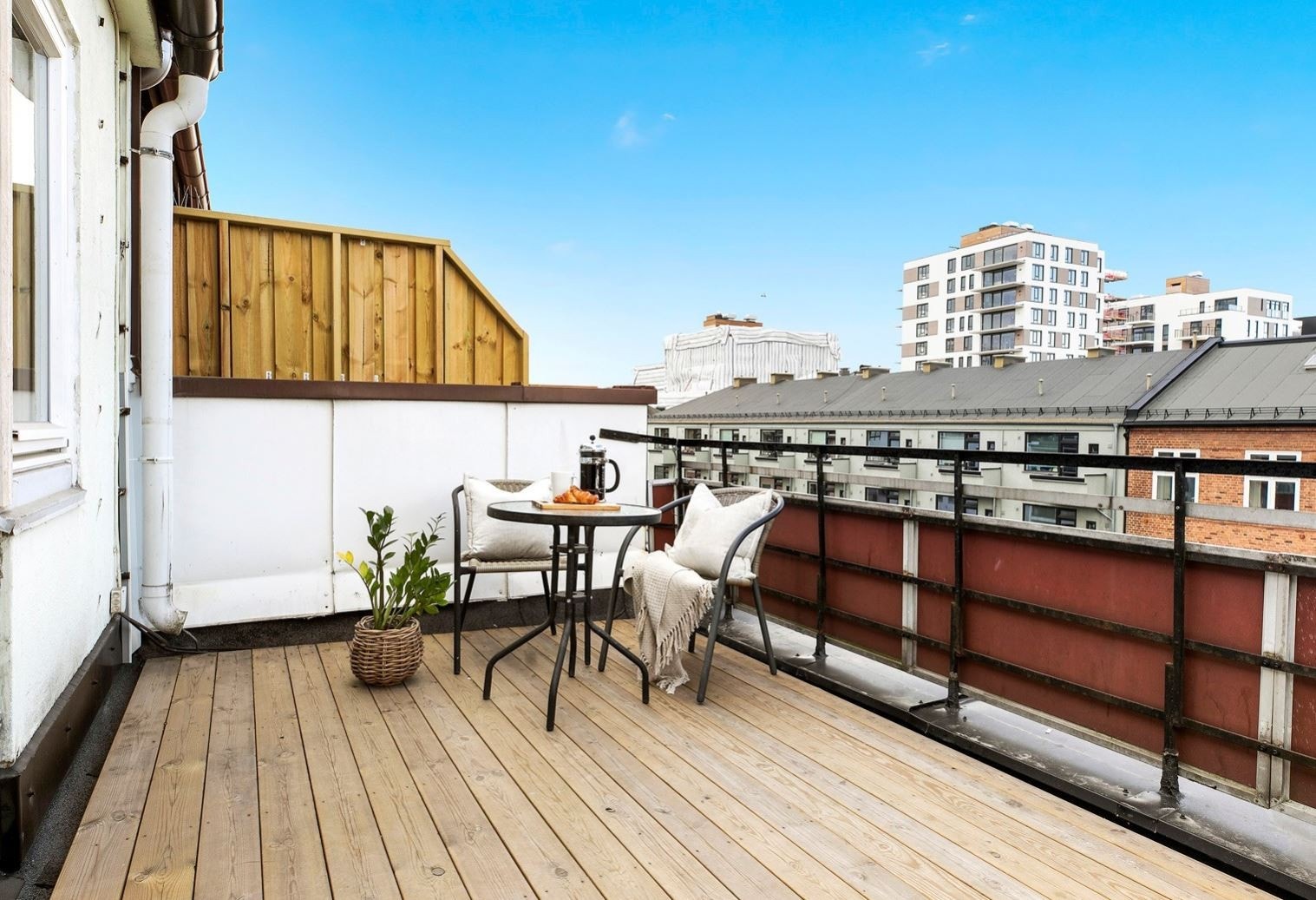 I samme etasje er det en felles takterrasse med utsikt mot vest. Galleribilde
