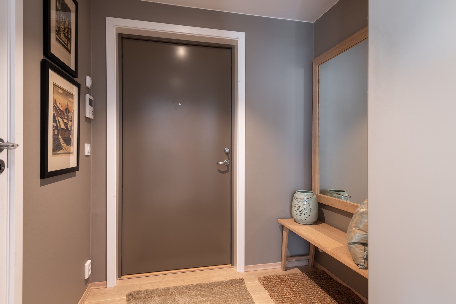 Entre i tidsriktig farge og med garderobe. Galleribilde