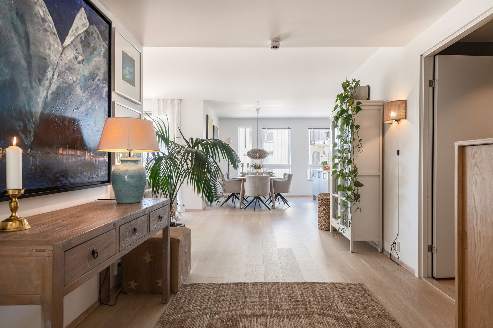 Romslig disponibelt areal mellom stuen og soverommene. Galleribilde