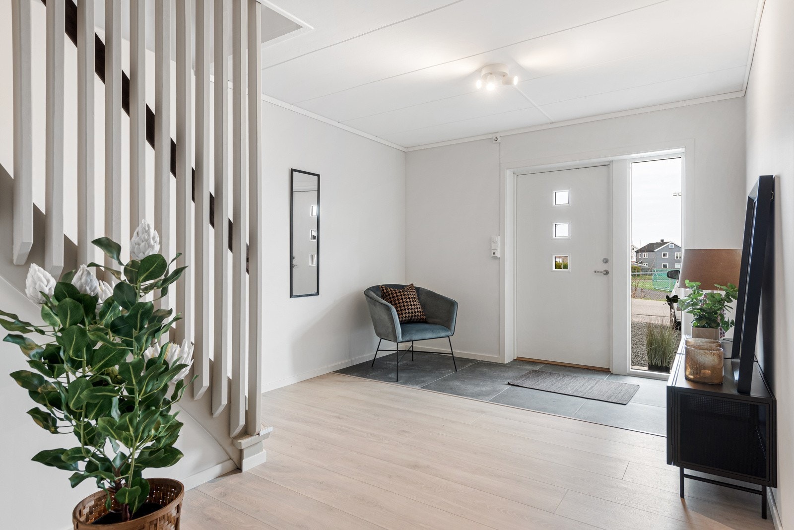 Romslig entré med god plass til sko og yttertøy Galleribilde