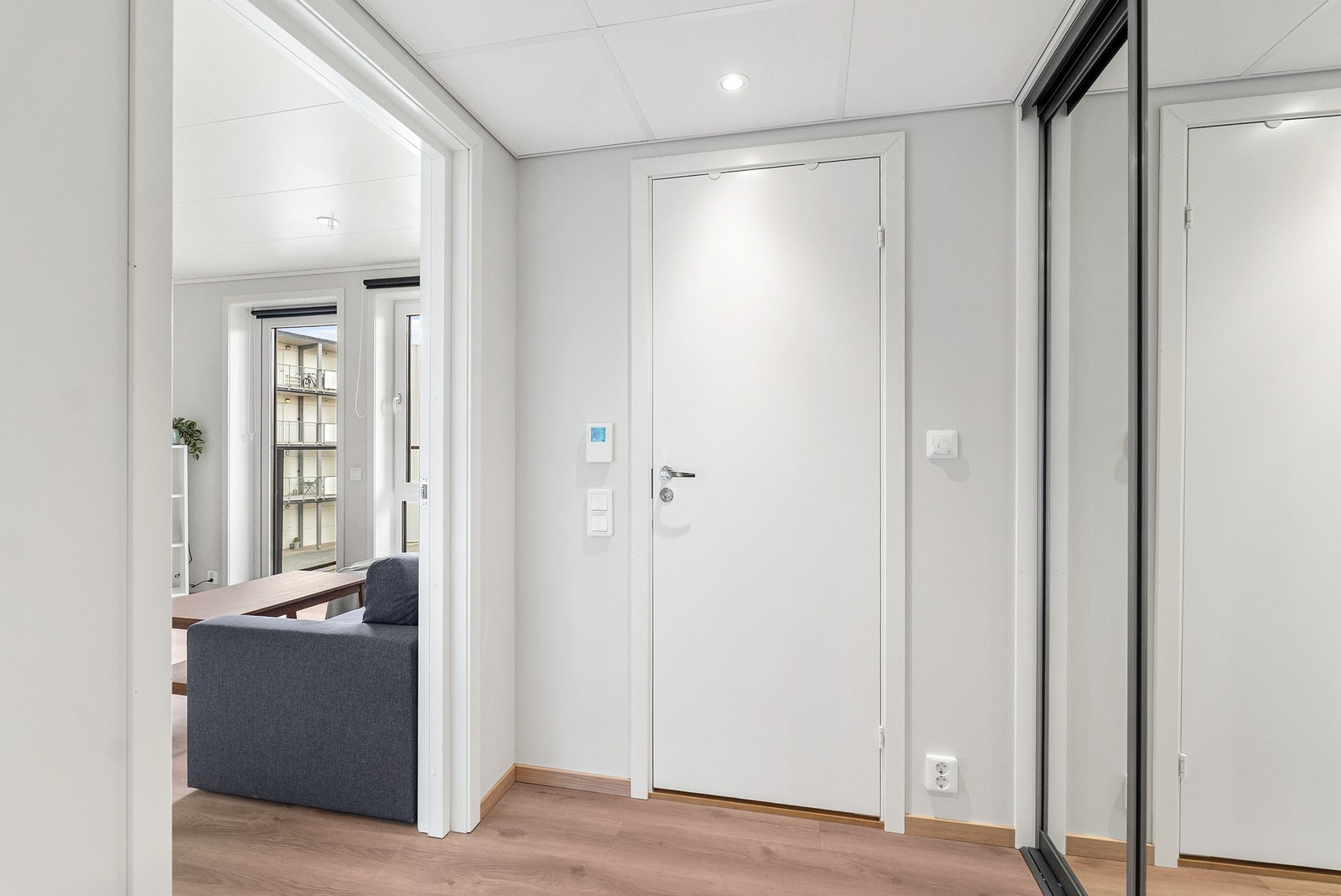 Entré med skyvedørsgarderobe. Galleribilde