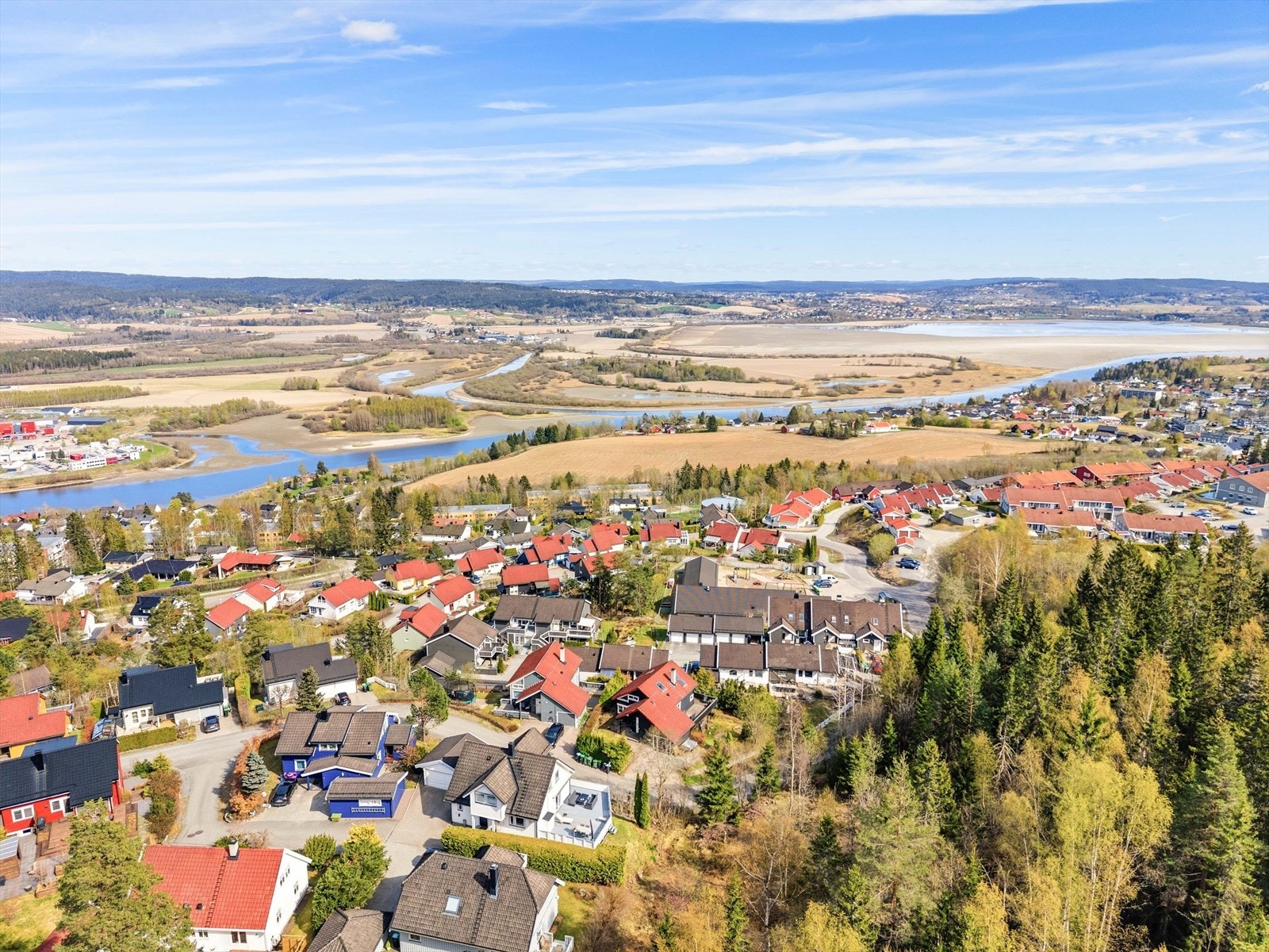 Her bor du i et veletablert boligområde, hovedsakelig bestående av eneboliger, med umiddelbar nærhet til marka. Galleribilde