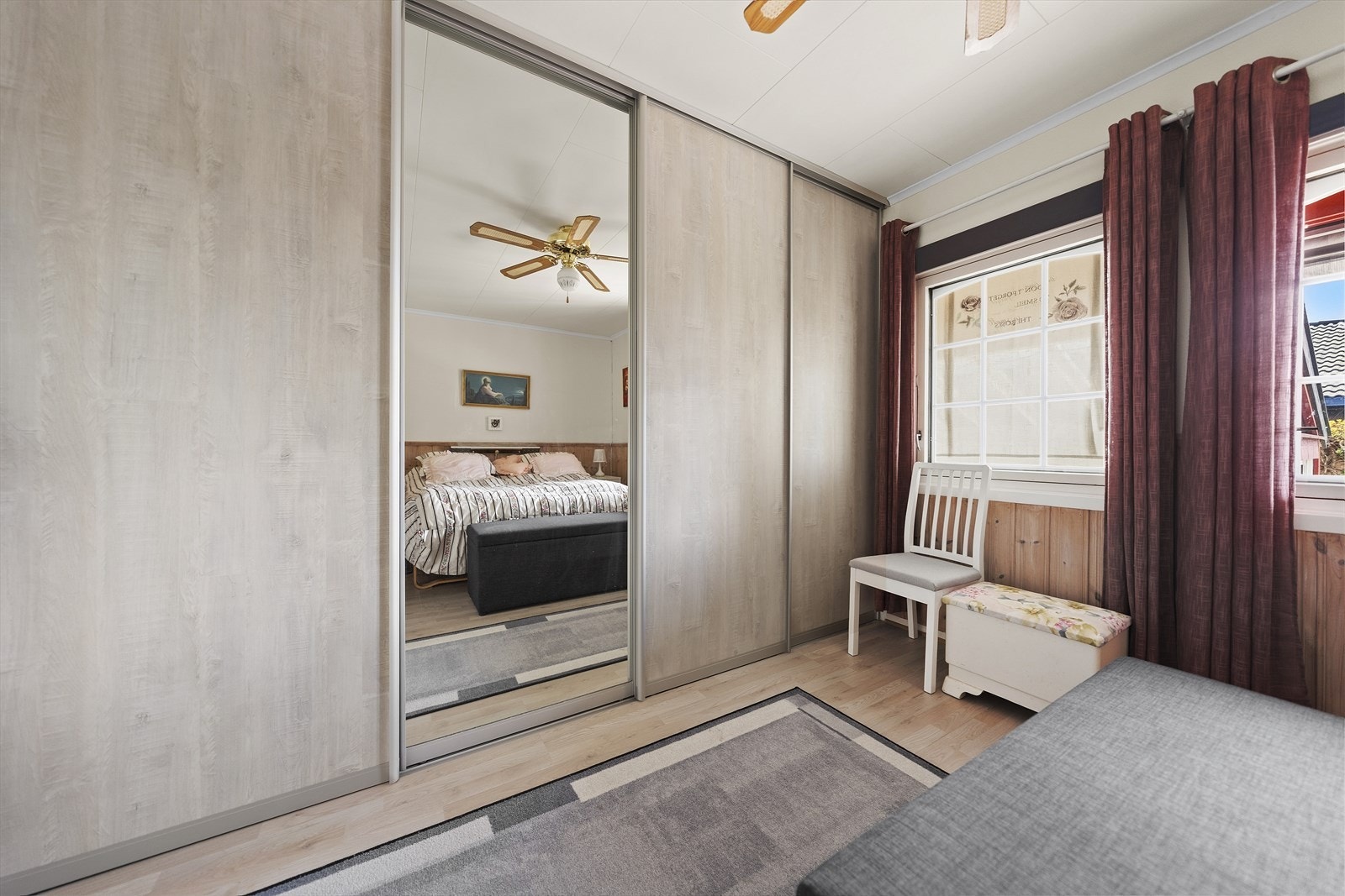 Hovedsoverom med god garderobe Galleribilde