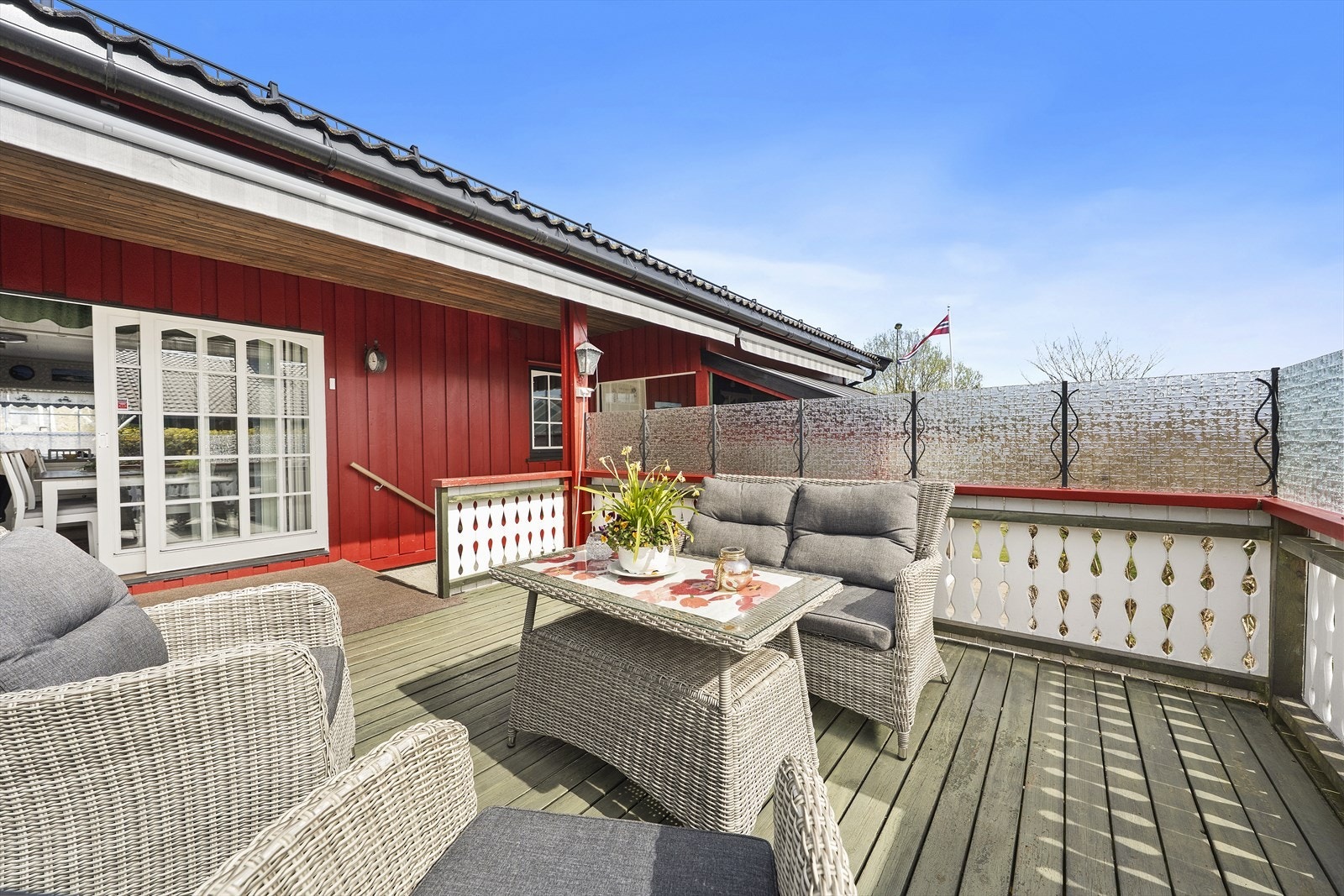 Stor veranda med gode solforhold Galleribilde