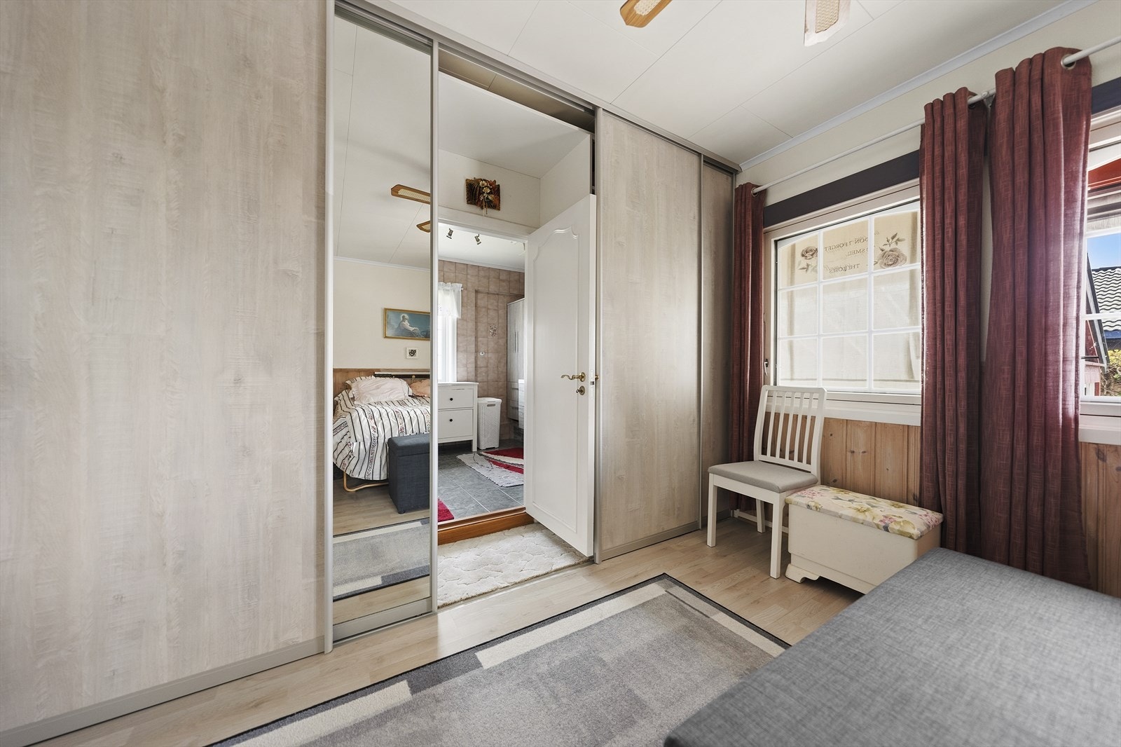 Og "hemmelig" gjennomgang til badet Galleribilde