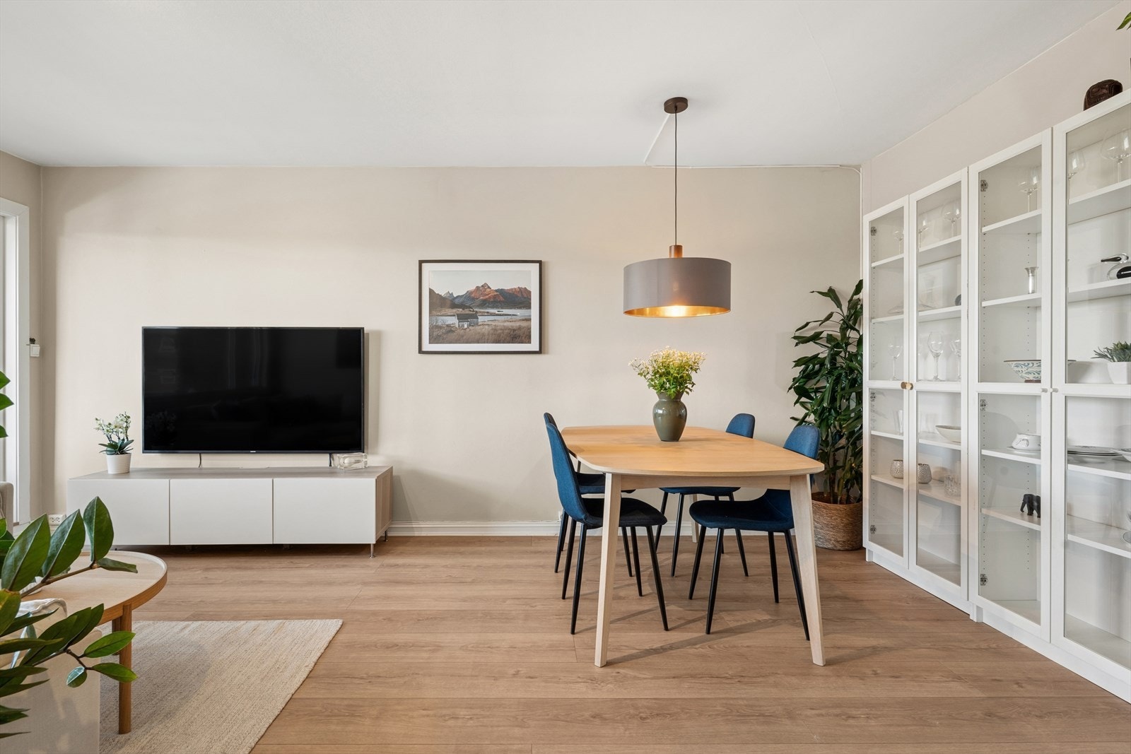 Stuen har gode møbleringsmuligheter og en moderne planløsning. Galleribilde