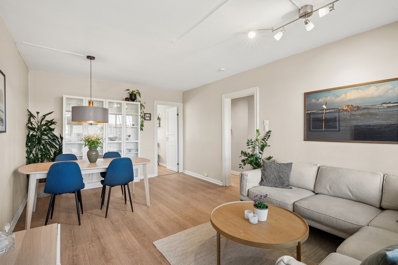 Stilren stue med god plass til gjester Galleribilde