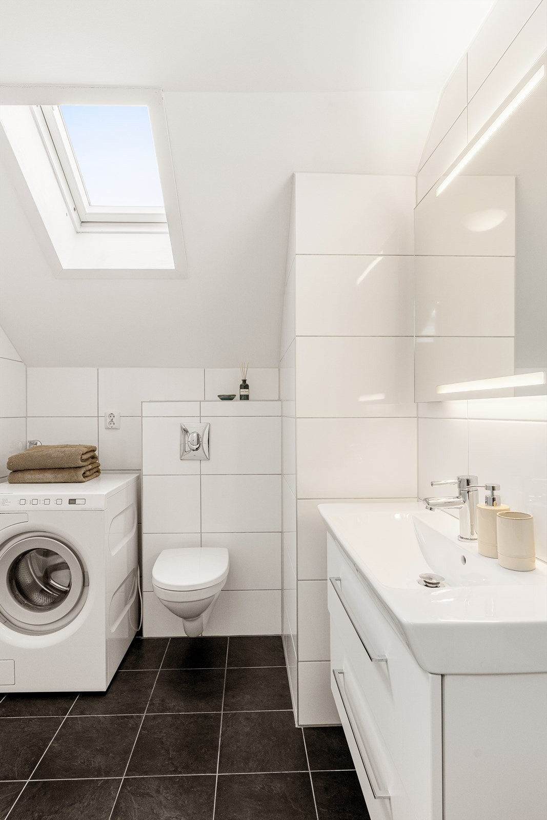 - Badet ble oppgradert i 2012 og fremstår tidløst med fliser på gulv og vegger, samt varmekabler i gulvet - Galleribilde