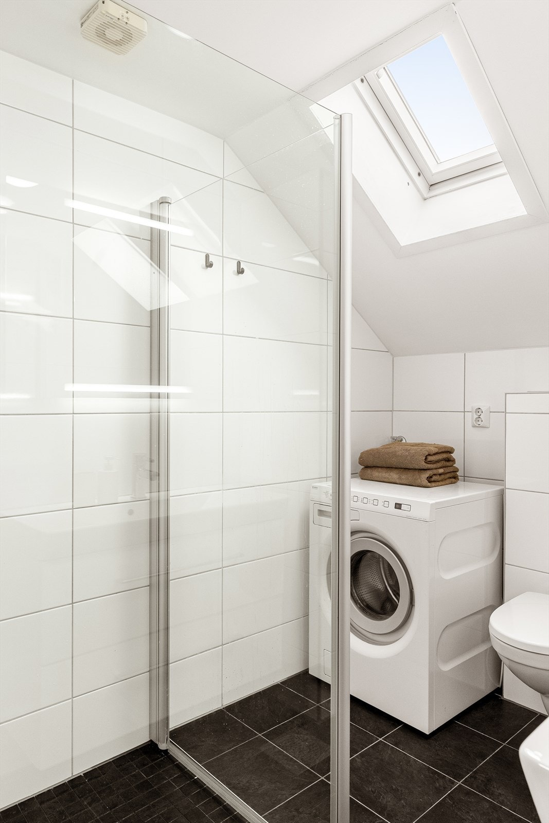 - Badet er innredet med servantskap, speil med belysning, vegghengt toalett og dusjhjørne, i tillegg til opplegg for vaskemaskin - Galleribilde