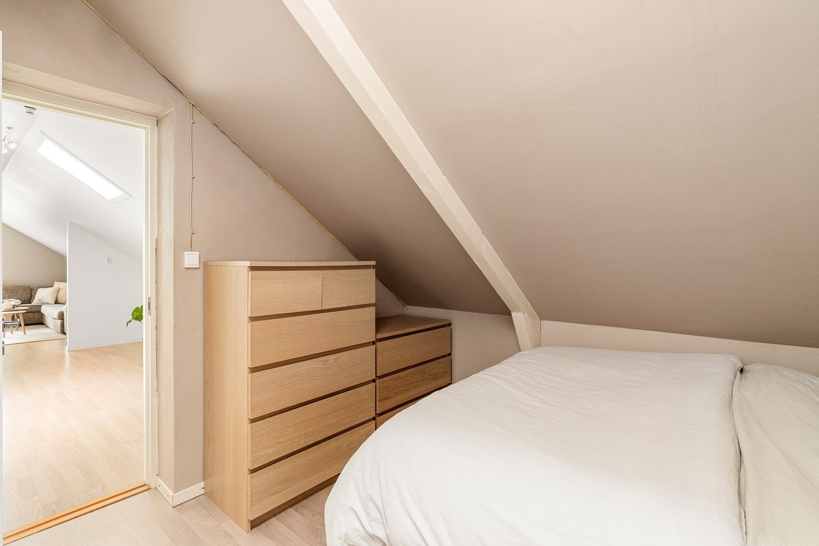 - Her har du plass til seng og oppbevaring - Galleribilde