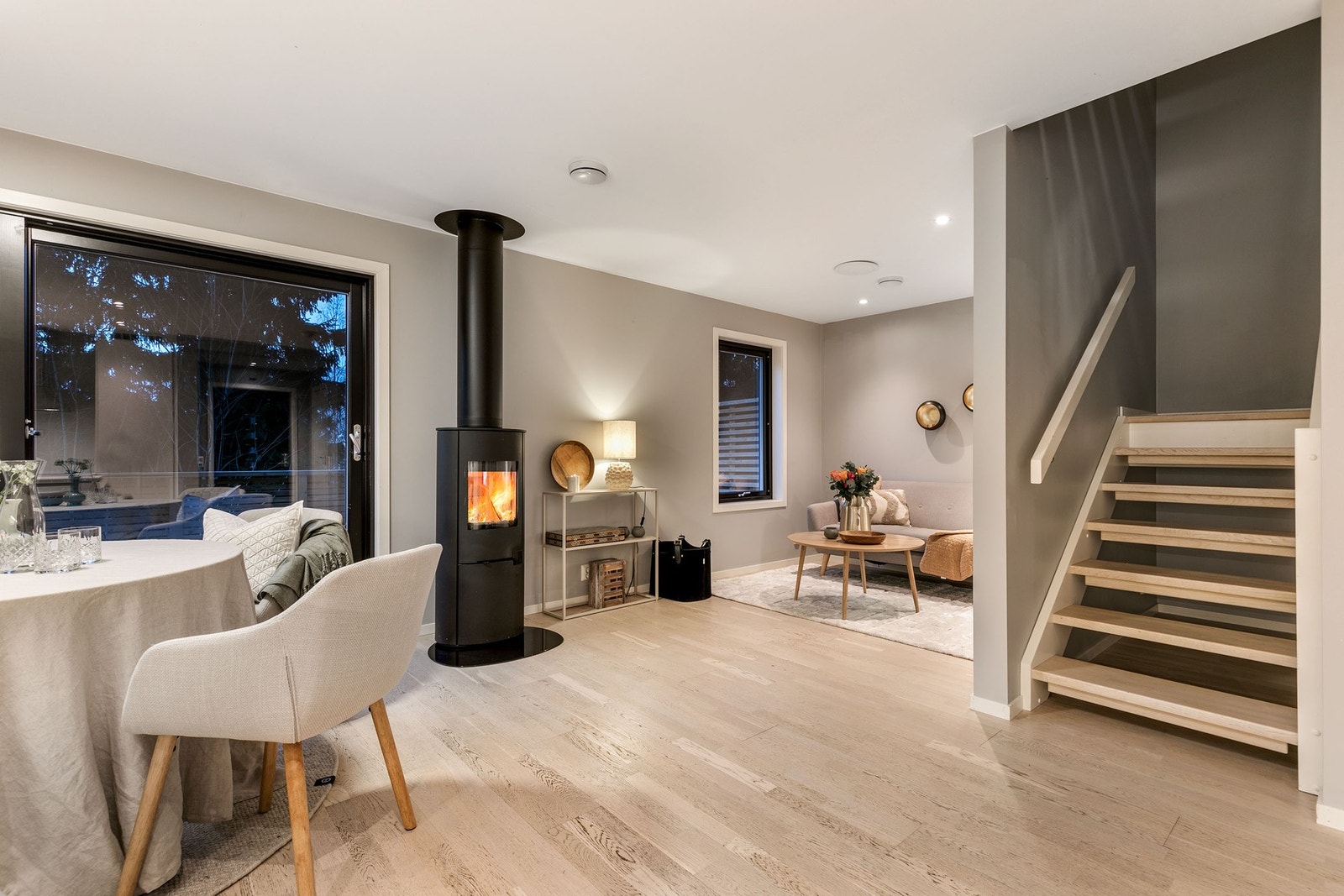 Himlingen er lyssatt med soneinndelte downlights. Galleribilde