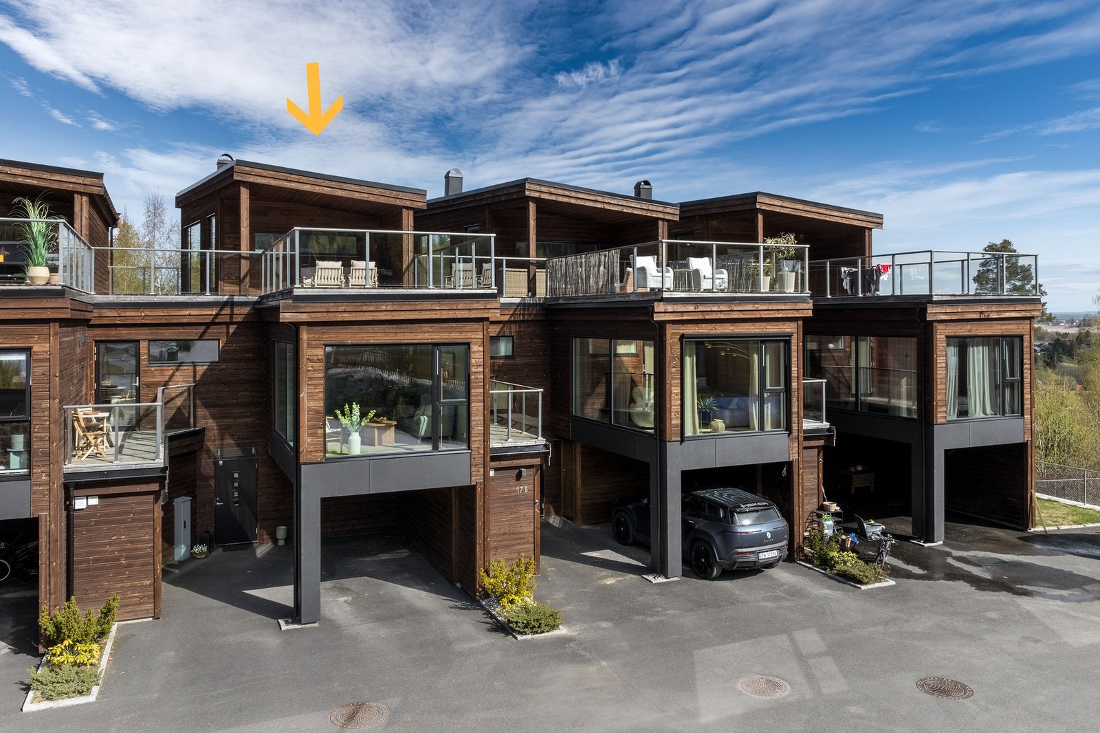 Stilrent Townhouse over 3 plan med gjennomgående god standard og moderne designvalg, beliggende i populære og familievennlige Kniplia i Gjerdrum. Galleribilde