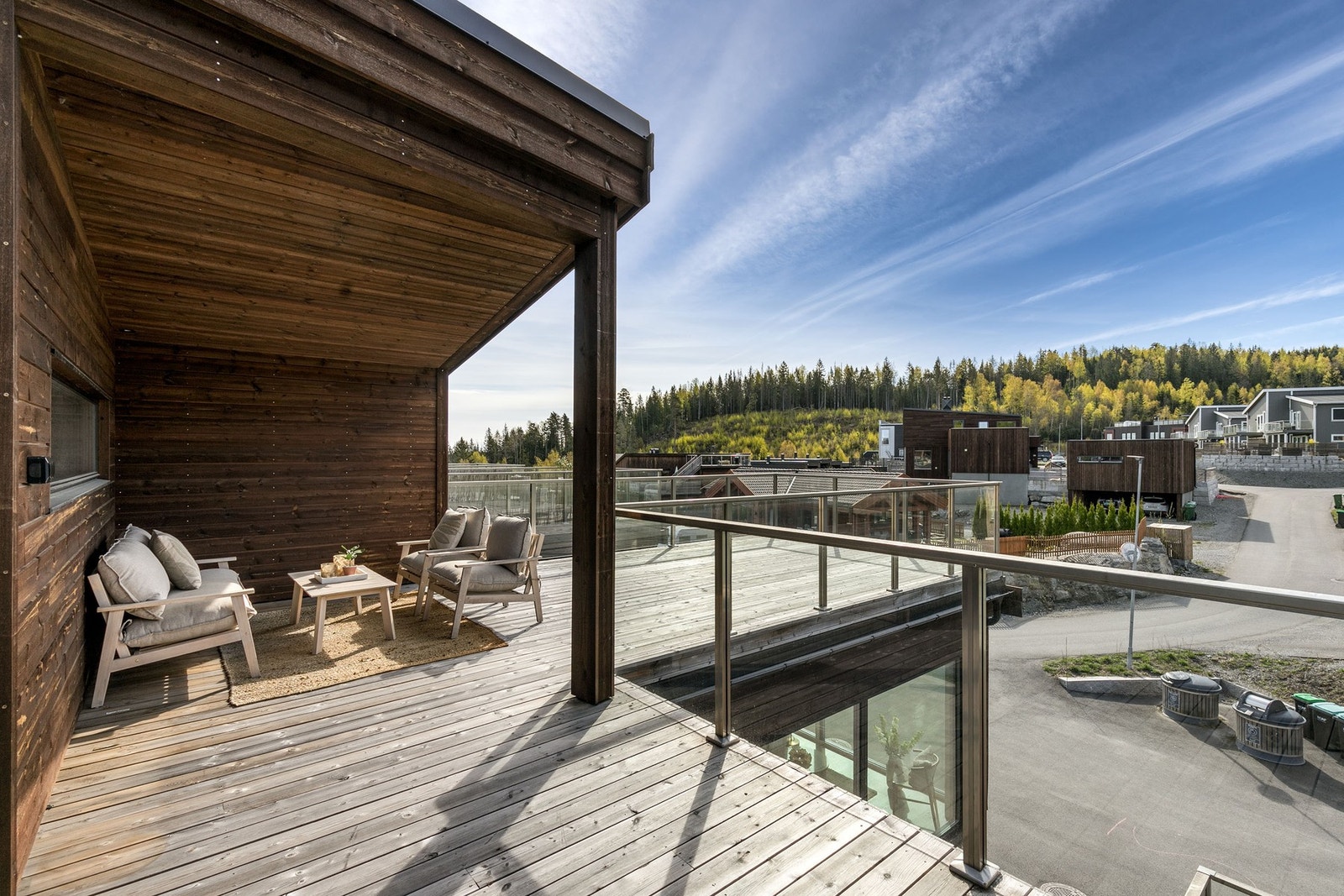 Terrassen ligger høyt og fritt i terrenget med nydelig utsyn over nærområdet. Galleribilde