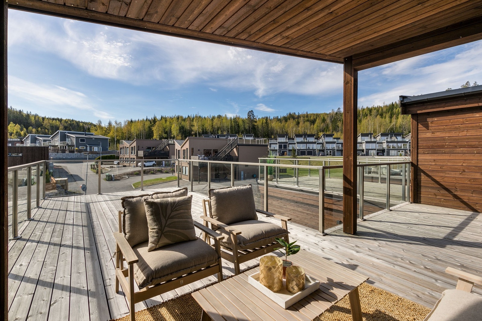 Stor flott takterrasse på hele 50 kvm med fantastiske solforhold og flott utsyn. Galleribilde