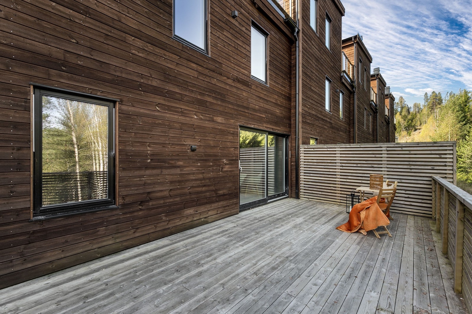 Det er montert rekkverk i trekonstruksjon og skillevegg mot naboer. Galleribilde