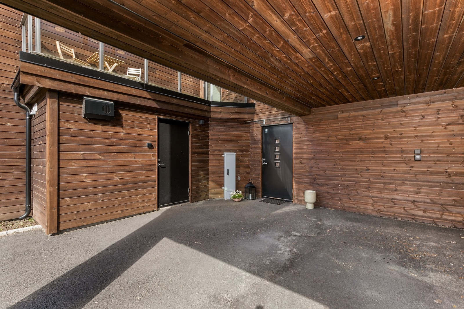 Parkering i sidestilt carport til boligen, samt på egen biloppstillingsplass ved inngangspartiet. Galleribilde