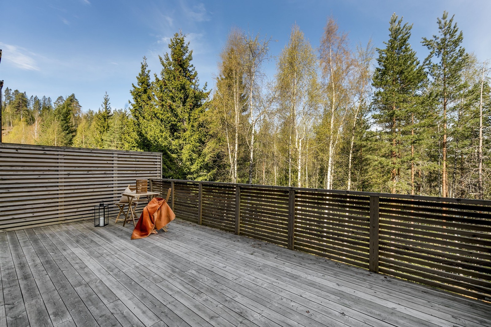 Skyvedør gir utgang til skjermet terrasse på ca. 25 kvm. Galleribilde