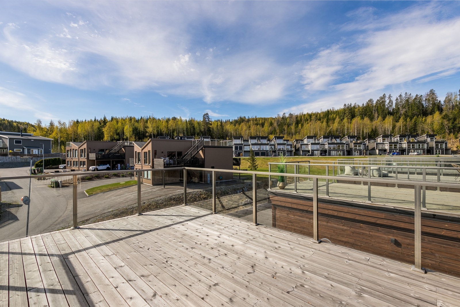 Det er montert stilrent glassrekkverk. Galleribilde