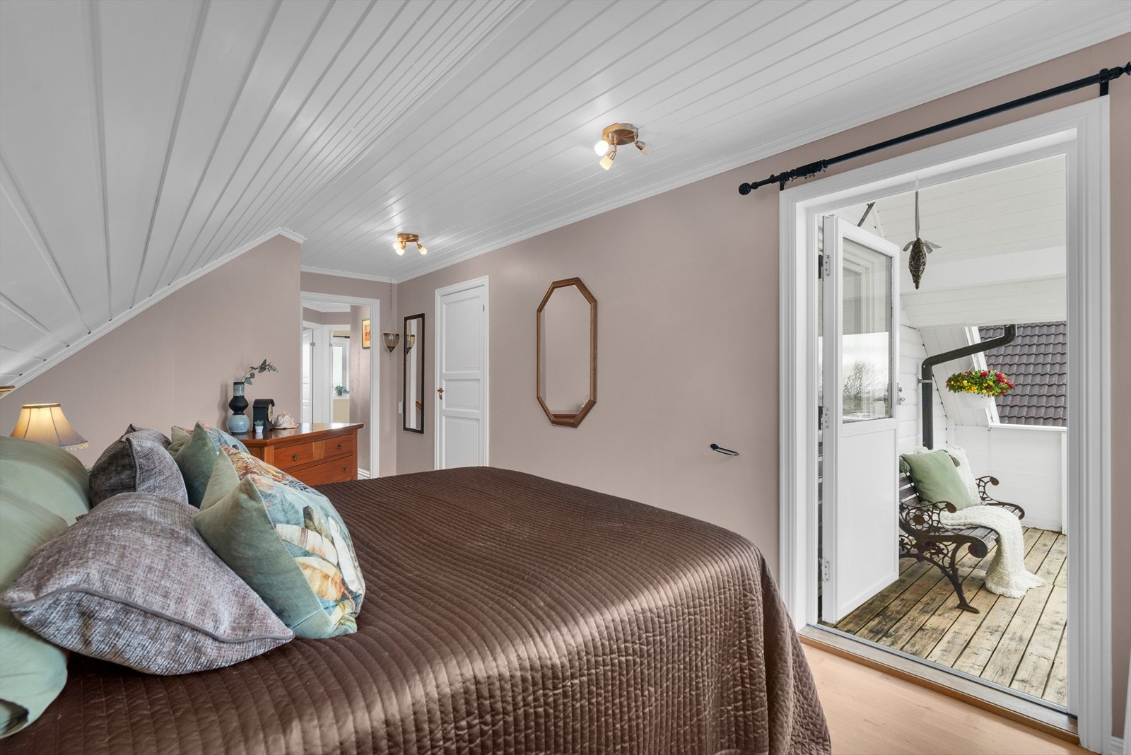 Soverom 1 med utgang til veranda Galleribilde