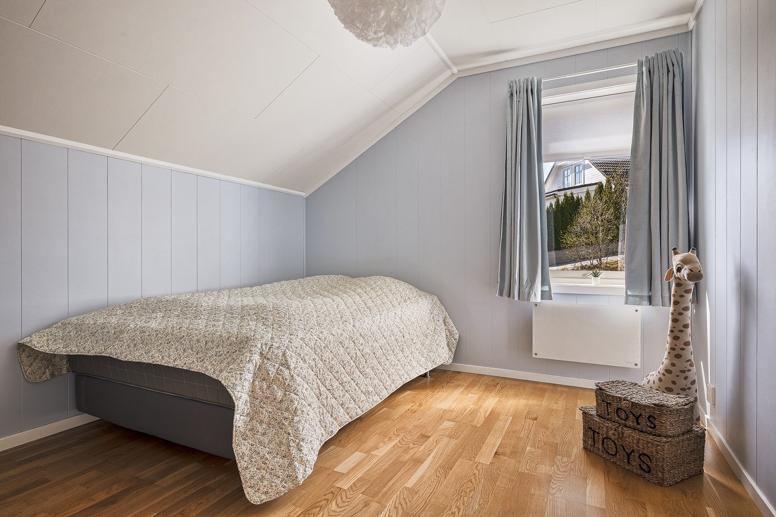 Det er to soverom i andre etasje av god størrelse. Soverom 1 med plass til seng og annet ønskelig møblement. Galleribilde