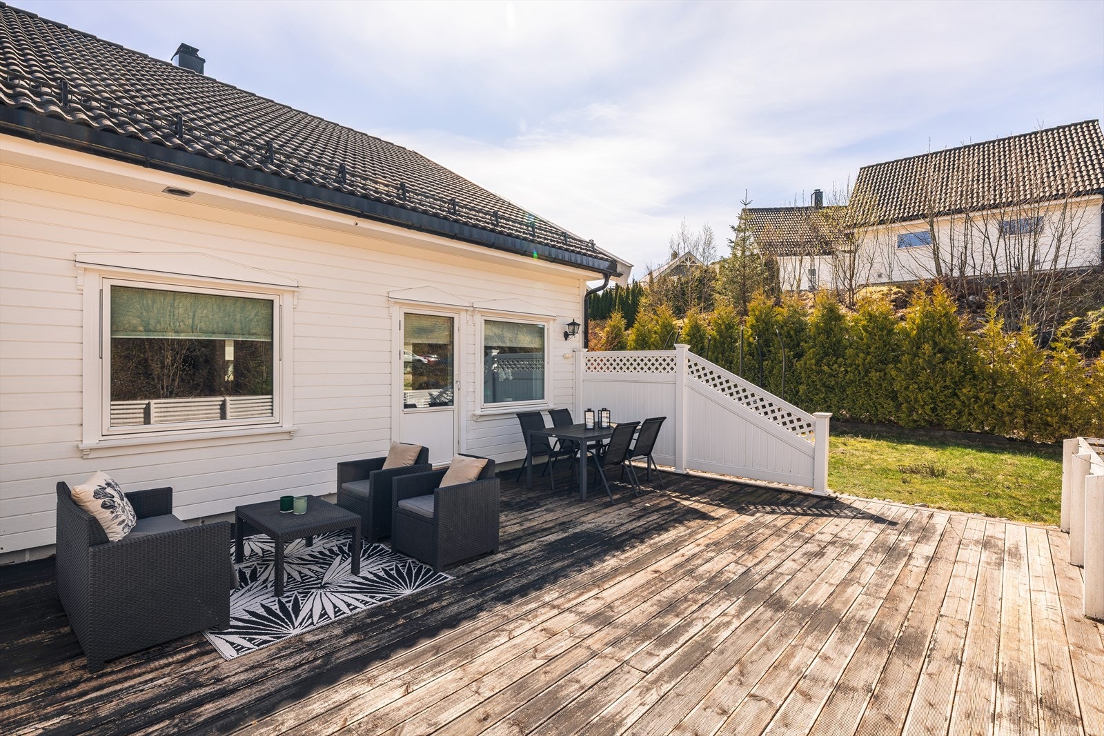 Boligen går over to plan og har en familievennlig planløsning med totalt tre soverom, to bad og gode lagringsmuligheter. Galleribilde