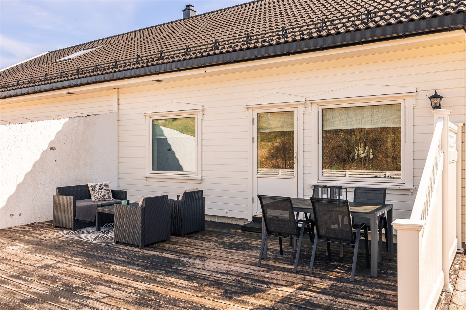 Den store terrassen måler hele 42kvm, og strekker seg langs husveggen og har god plass til flere sittegrupper. Galleribilde